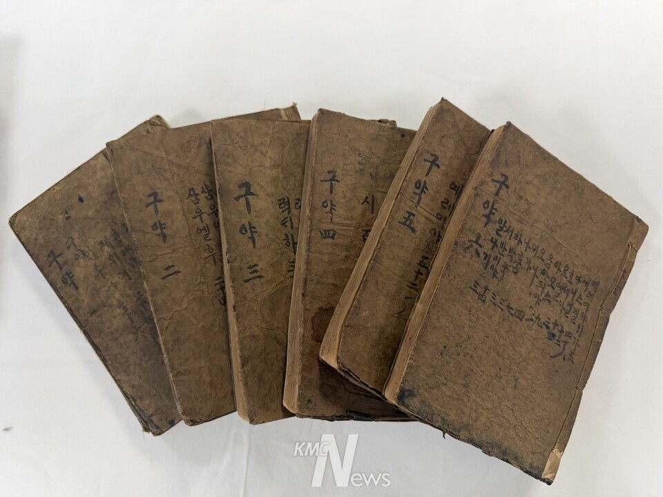 1911년 대영성서공회 발행 순한글 완역 『구약젼셔』 희귀본 원본 표지​​​​​​​성경(구약) 1-6권1911년 대영셩셔공회에서 간행된 최초의 한글 구약전서, 이 자료는 단순히 오래된 성경이 아니라 한국 개신교 성서 번역사에서 매우 중요한 자료이다.원본은 2권으로 간행되었고, 김경일 전도사는 총 6권으로 분책 제본하여 사용한 것으로 추정된다.